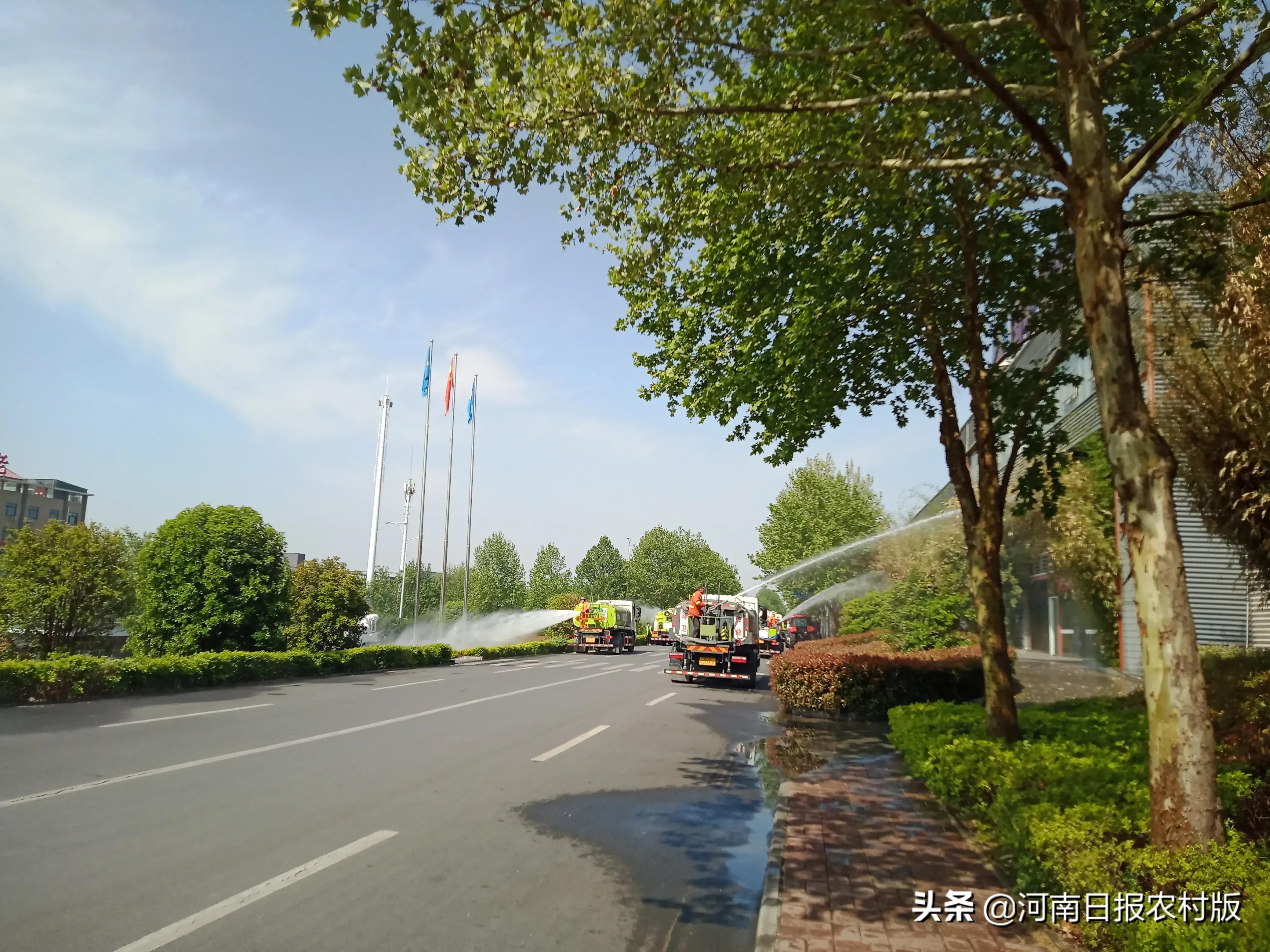 筑牢防疫屏障!“东方红”大型环卫车助力大轮拖厂区卫生环境优化