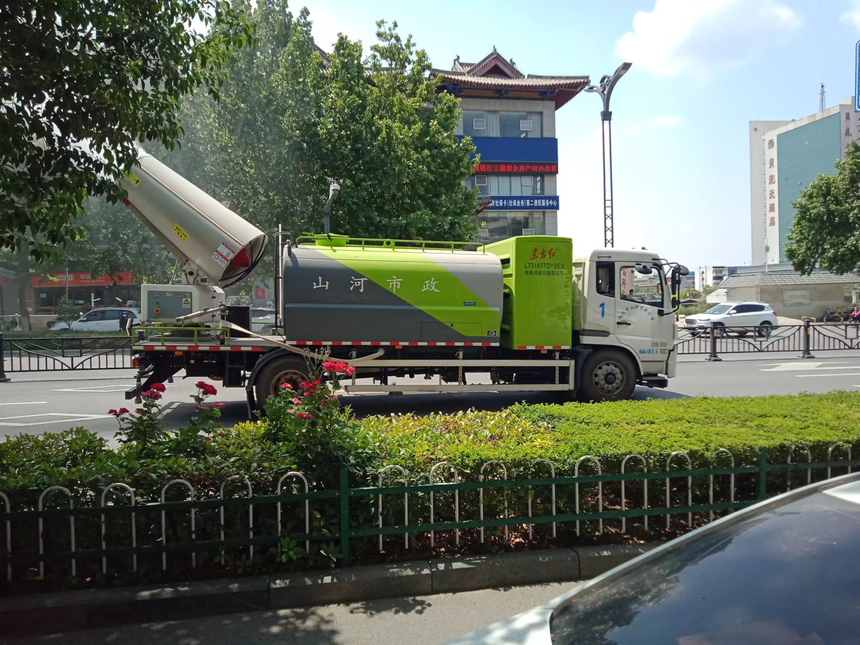 东方红牌纯电动抑尘车助力县域环境洁净