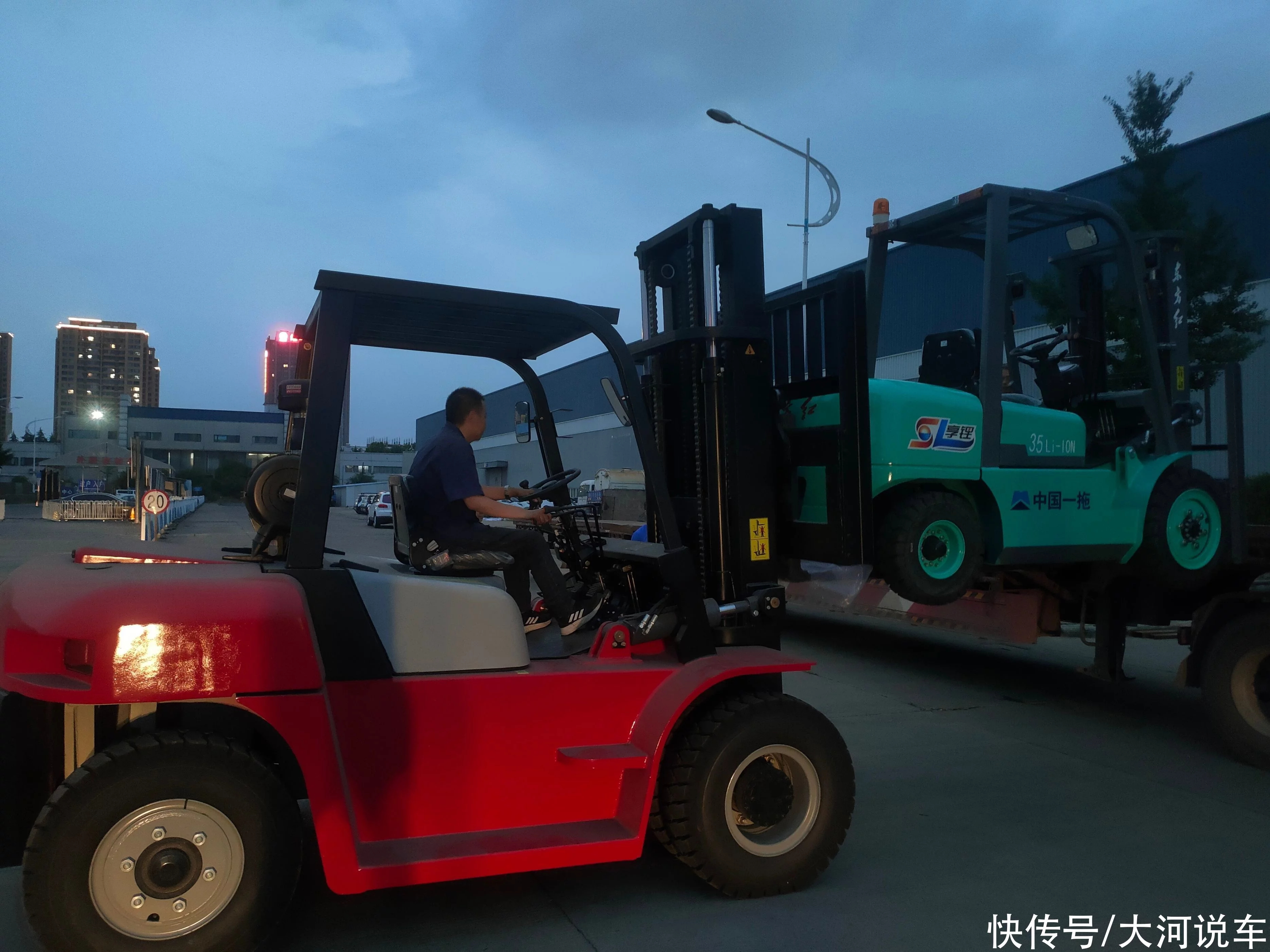 搭载钛酸锂电池,东方红CPD型3.5t叉车交付用户