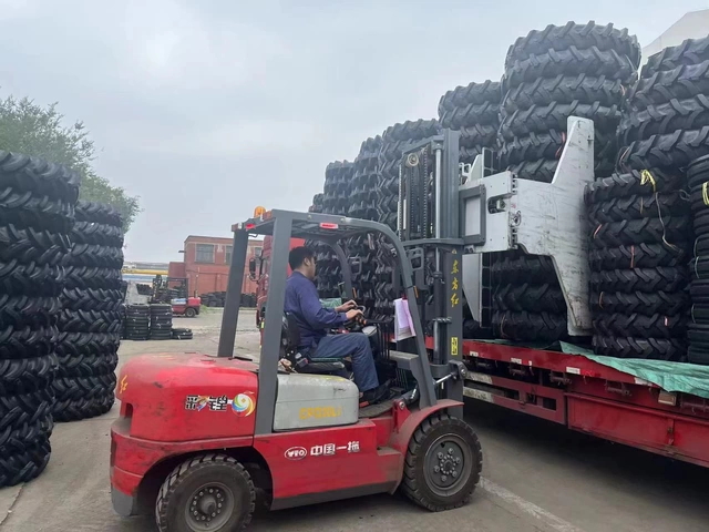 安全高效低强度,装卸配送超灵活——东方红锂电叉车助力中国一拖夺高产