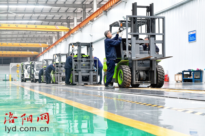“东方红”新能源锂电叉车受市场青睐