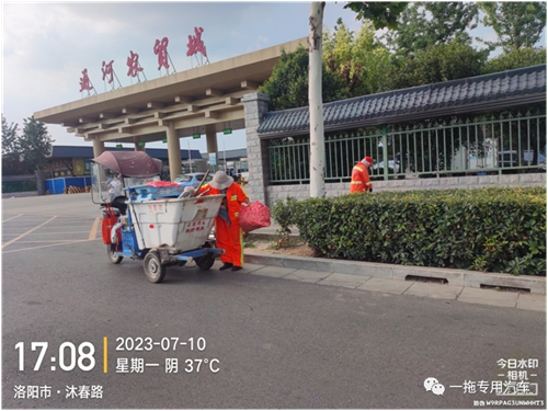 战高温 洒汗水 一拖环卫人坚守工作一线